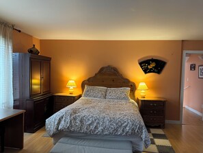 Room - Unit B- Century Home  on Trent River

2-Bedroom with  private patio and garden (Quinte West)