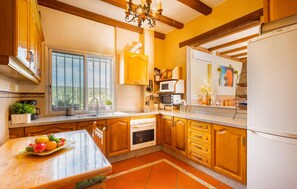Fridge, oven, stovetop, dishwasher - Lovely home in Guillena with WiFi (Guillena)