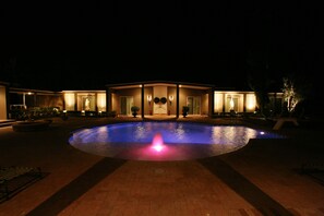 Utendørsbasseng og et oppvarmet basseng