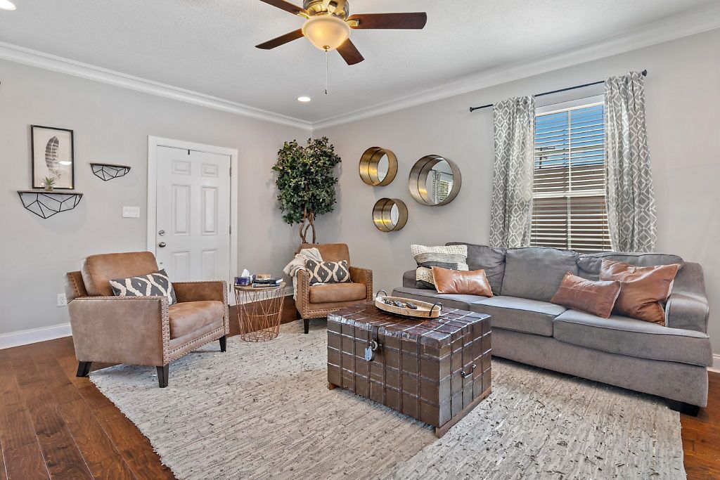 Modern 3 BR townhouse close to lake and downtown