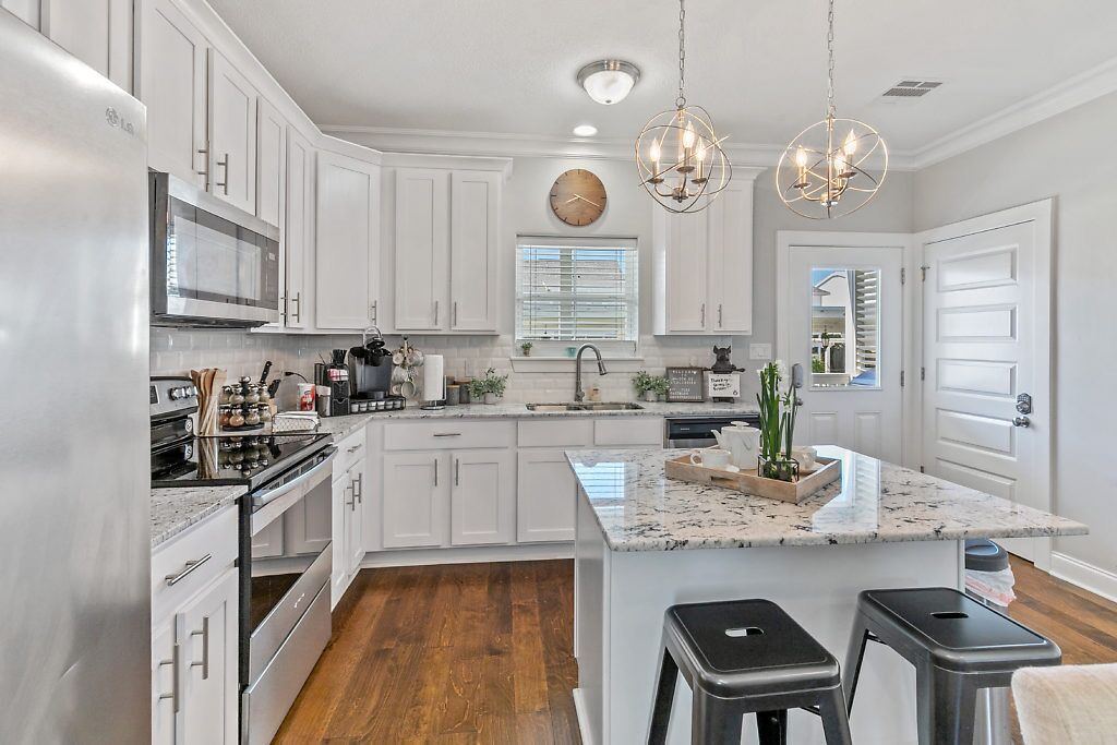 Modern 3 BR townhouse close to lake and downtown