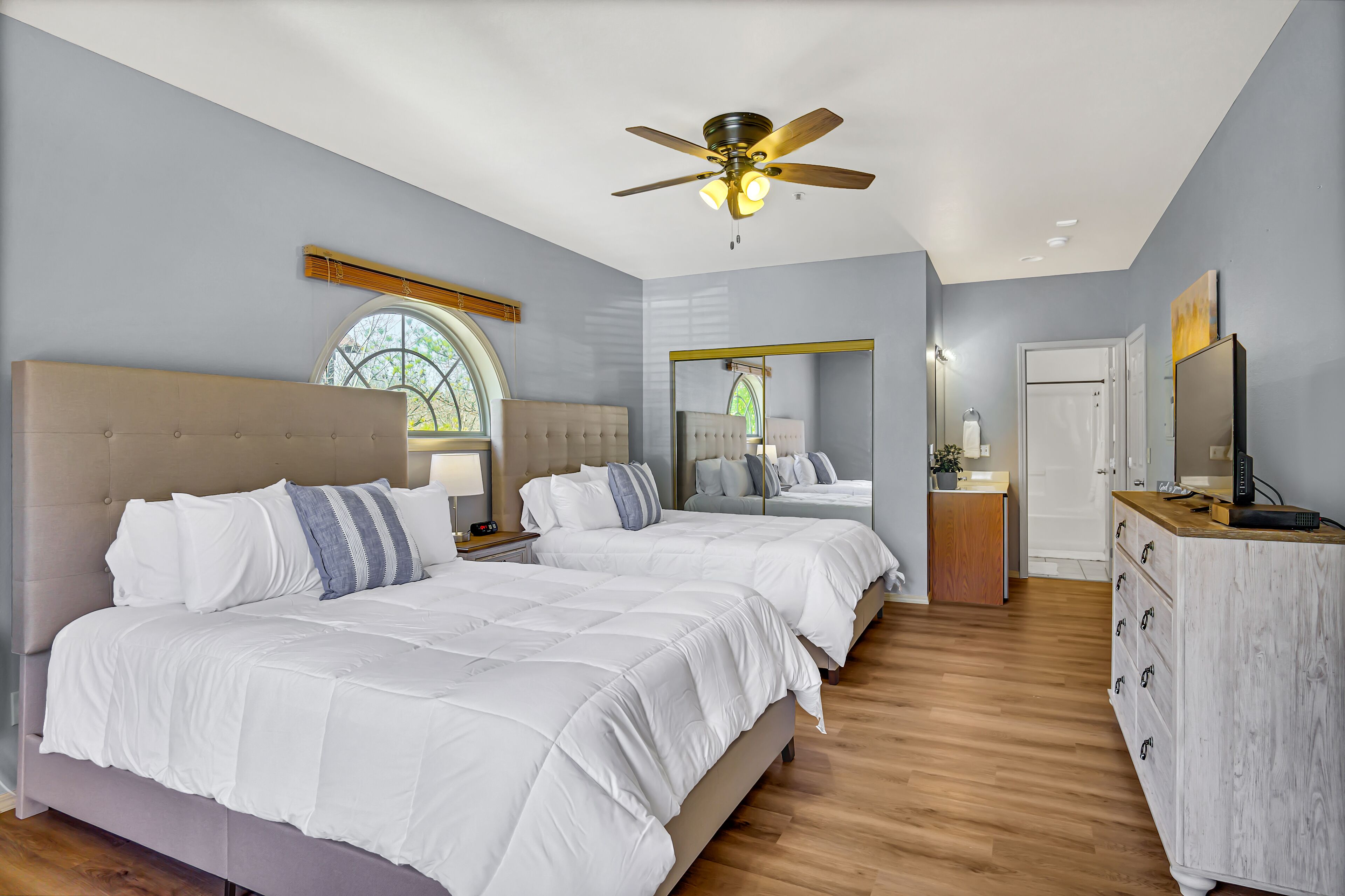 3 slaapkamers, een strijkplank/strijkijzer, reisbedje, gratis wifi