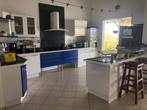 Fridge, dishwasher, coffee/tea maker, toaster