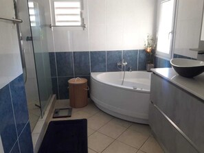 Shower, jetted bath - Magnificent villa with infinity pool (Bouillante)