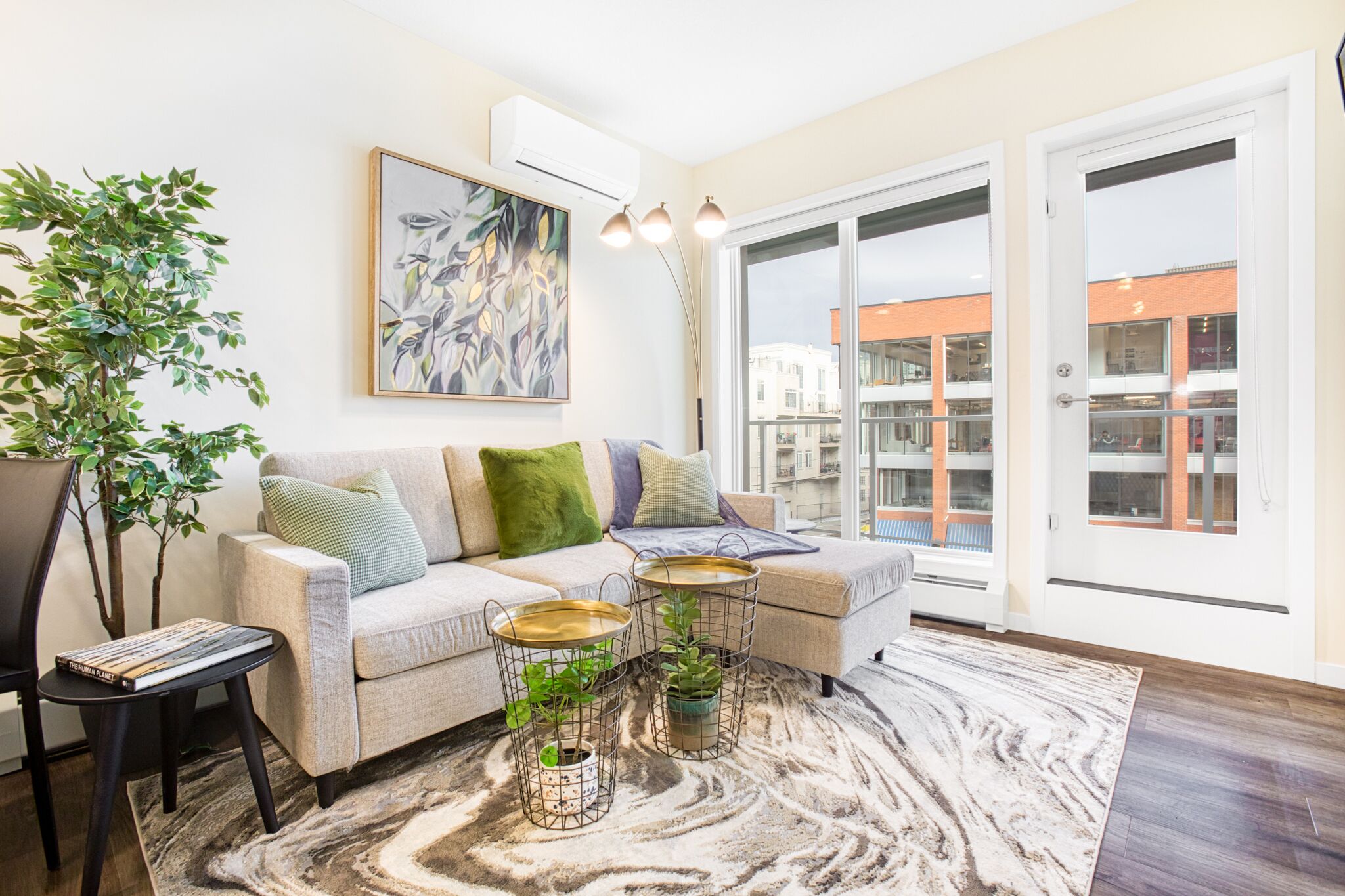 Lush Vibe w/Downtown Views, Large Patio & King Bed