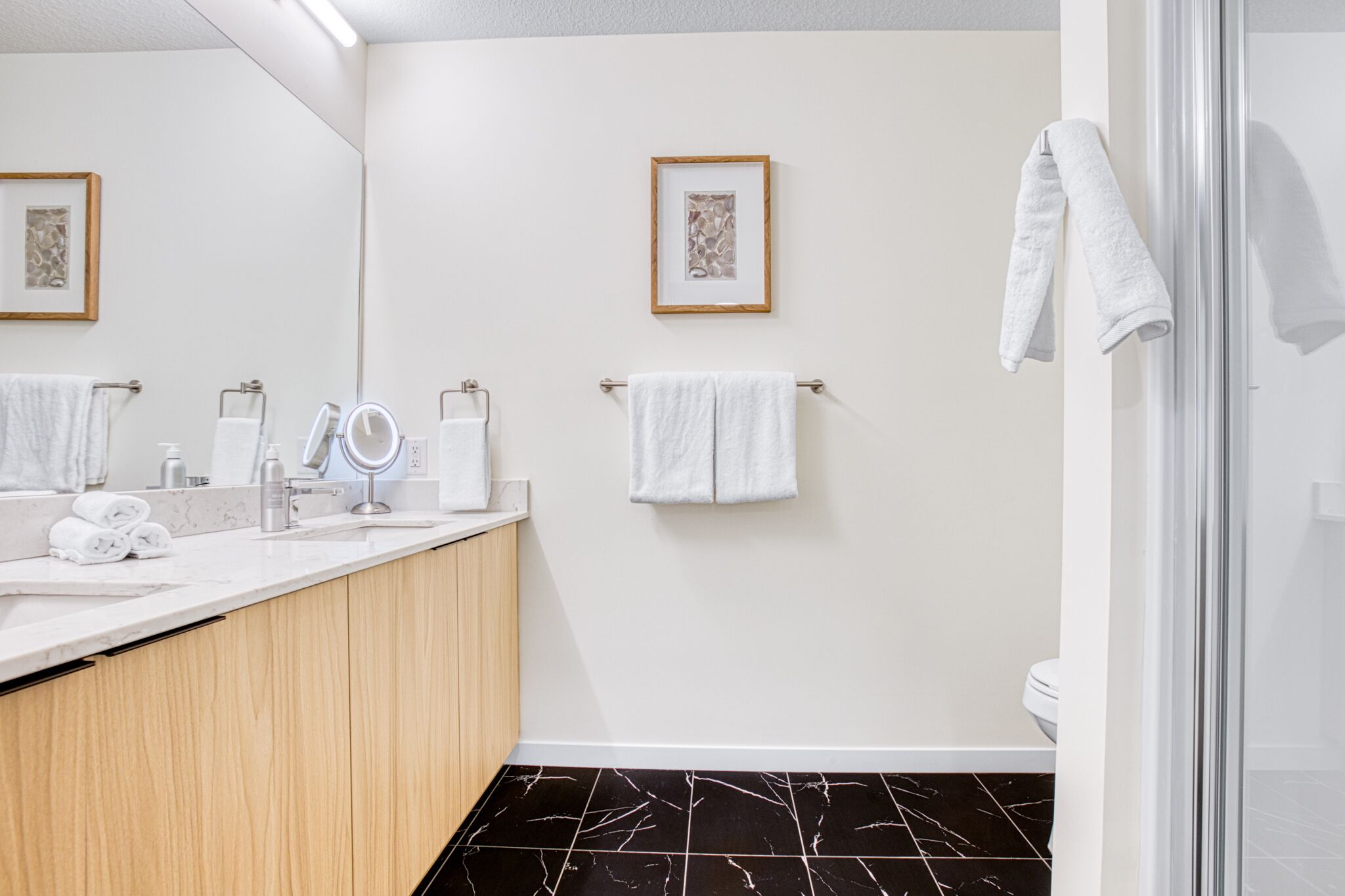 Lush Vibe w/Downtown Views, Large Patio & King Bed