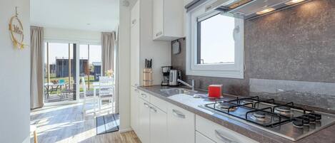 Fridge, stovetop, dishwasher, coffee/tea maker