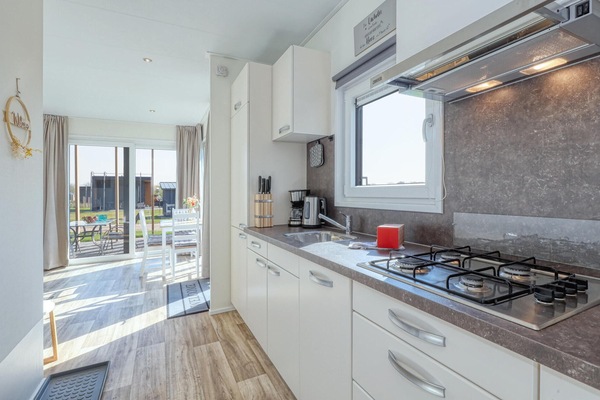 Een koelkast, een kookplaat, een vaatwasser