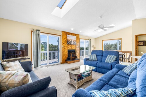 Private pool w/ heat available, hot tub, pet friendly, 5 min walk to beach!