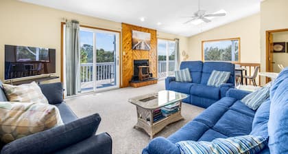 Private pool w/ heat available, hot tub, pet friendly, 5 min walk to beach!