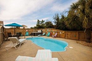 Outdoor pool, a heated pool - Private pool w/ heat available, hot tub, pet friendly, 5 min walk to beach! (Corolla)
