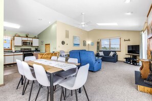 Smart TV, books - Private pool w/ heat available, hot tub, pet friendly, 5 min walk to beach! (Corolla)