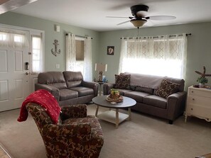 Smart TV, books - 3 bedroom down the street from the Bay (Lower Township)