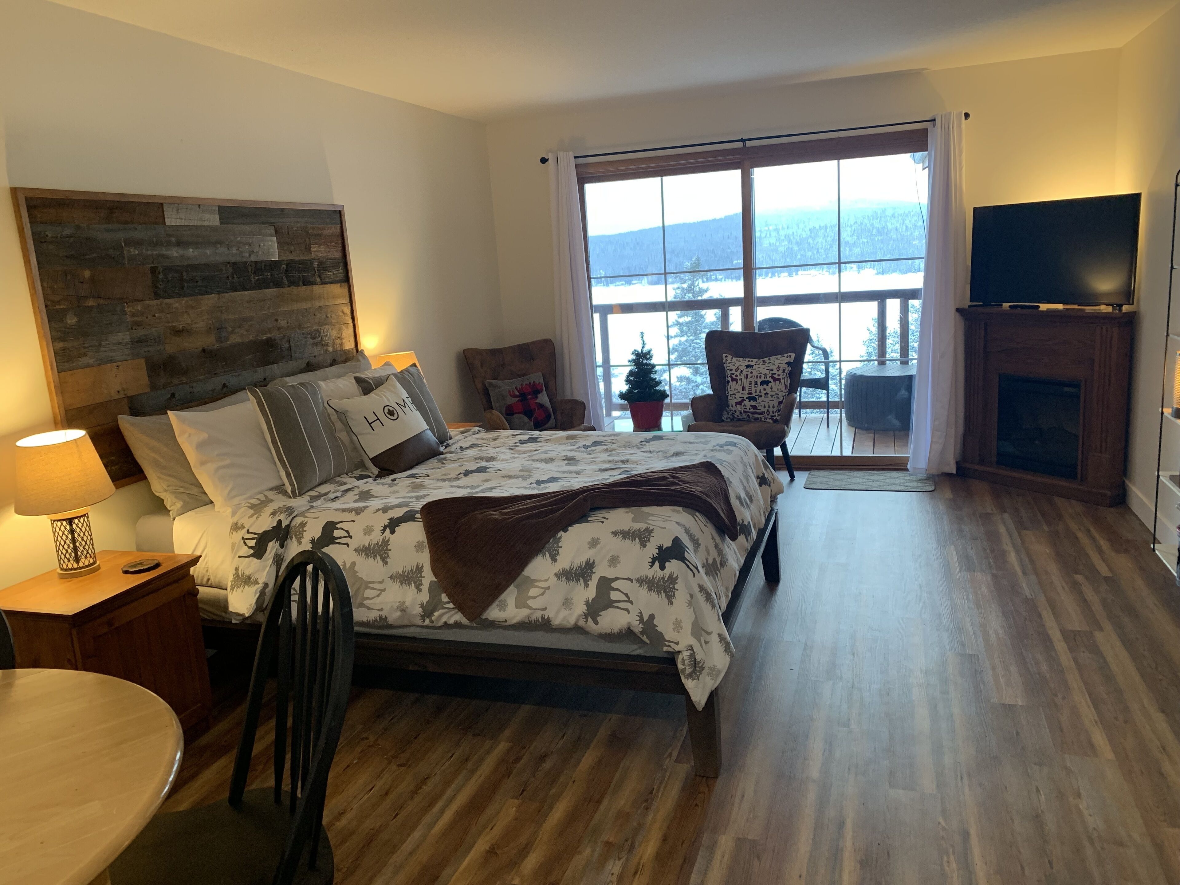 Rustic 1 Bdrm Suite, Lakeside - Wolf Den