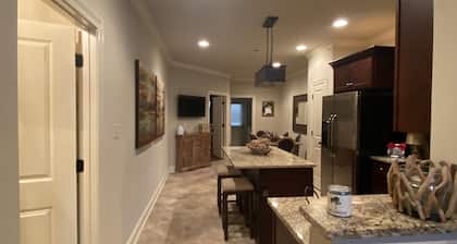 Oxford Condo-Minutes from Campus and Square