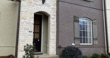 Oxford Condo-Minutes from Campus and Square
