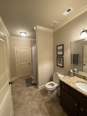 Combined shower/bathtub, towels, soap, toilet paper - Oxford Condo-Minutes from Campus and Square (Oxford)