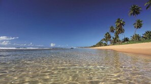 Privatstrand, weißer Sandstrand, Liegestühle, Sonnenschirme