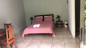 1 dormitorio, escritorio, tabla de planchar con plancha y wifi gratis