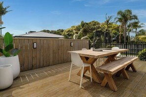 Outdoor dining - Five Palms Luxury Beach Escape (Tauranga)