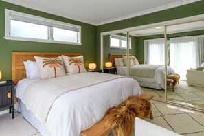 3 bedrooms, iron/ironing board, WiFi, bed sheets - Five Palms Luxury Beach Escape (Tauranga)