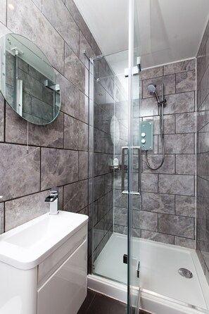 Ducha y bañera combinadas, secador de pelo, toallas y jabón