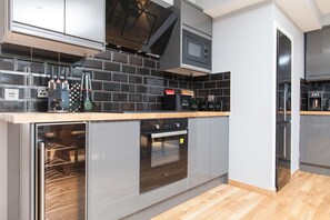 ثلاجة، ميكروويف، فرن، موقد طهي مسطح