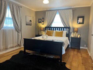 4 slaapkamers, een bureau, een strijkplank/strijkijzer, reisbedje