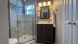 Dusche, umweltfreundliche Kosmetikartikel, Haartrockner, Handtücher
