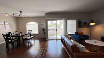 Una Smart TV, una chimenea