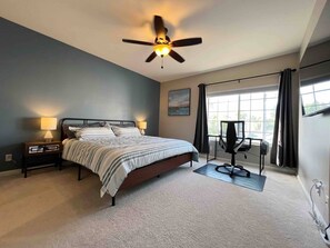 2 bedrooms, desk, iron/ironing board, free WiFi - Upscale 2BR La Jolla Condo w/ Pool, Gym & Spa (San Diego)