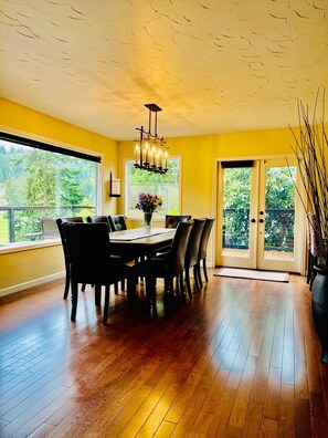 Dining - Golf and lake front property with the most amazing views in the valley.  (Bellingham)