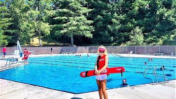 Una piscina al aire libre, una piscina climatizada