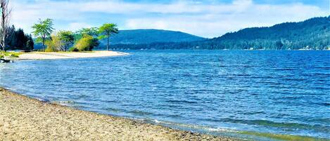 Plage à proximité, chaises longues, serviettes de plage