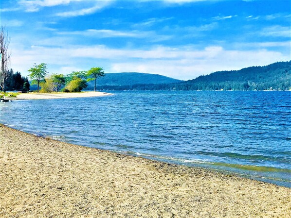 Beach nearby, sun loungers, beach towels