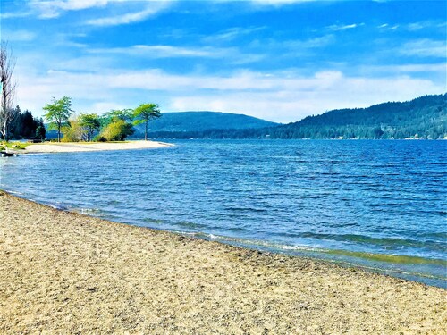 Golf and lake front property with the most amazing views in the valley. 