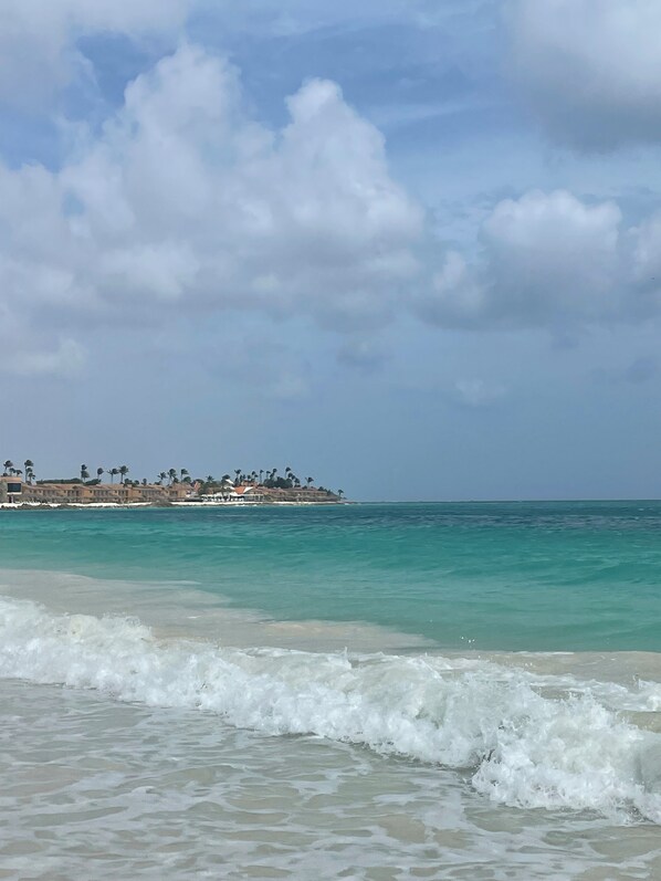 Una spiaggia nelle vicinanze, lettini da mare, teli da spiaggia