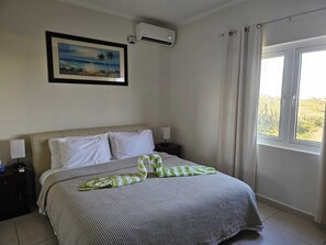 2 chambres, coffre-fort, bureau, fer et planche à repasser