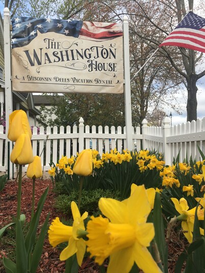 THE WASHINGTON HOUSE - A  4-Bedroom Home 1 Block from Downtown Wisconsin Dells
