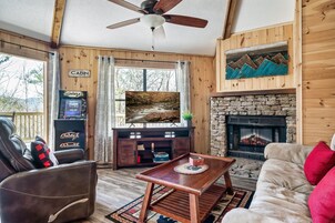 Chalet básico | Sala de estar | Una Smart TV, una chimenea, Netflix, servicios de streaming