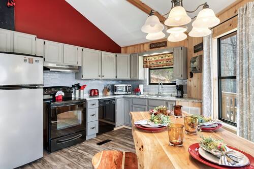 Chalet de base | Cuisine privée | Réfrigérateur grande capacité avec congélateur, four à micro-ondes