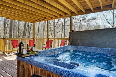 室外 SPA 浴缸. 侏儒周围