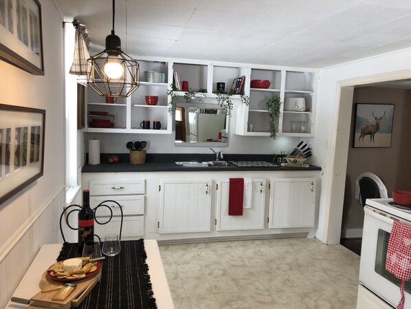 Four à micro-ondes, cafetiÚre-théiÚre, vaisselle et ustensiles