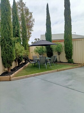 Outdoor dining - Cosy Peel Cottage (Pet Friendly) (Quarry Hill)