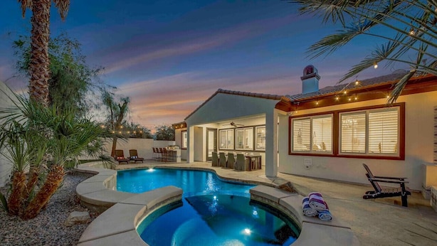 حمّام سباحة مُدفَّأ