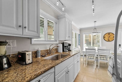 Newport Beach 1 bedroom, 1 bath + Sleeper Sofa Bed - Home/Beach/Garage/Patio