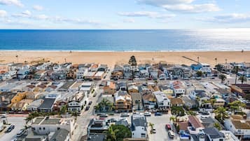 Playa en los alrededores, camastros y toallas de playa