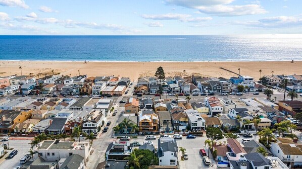 Nær stranden, solsenger og strandhåndklær