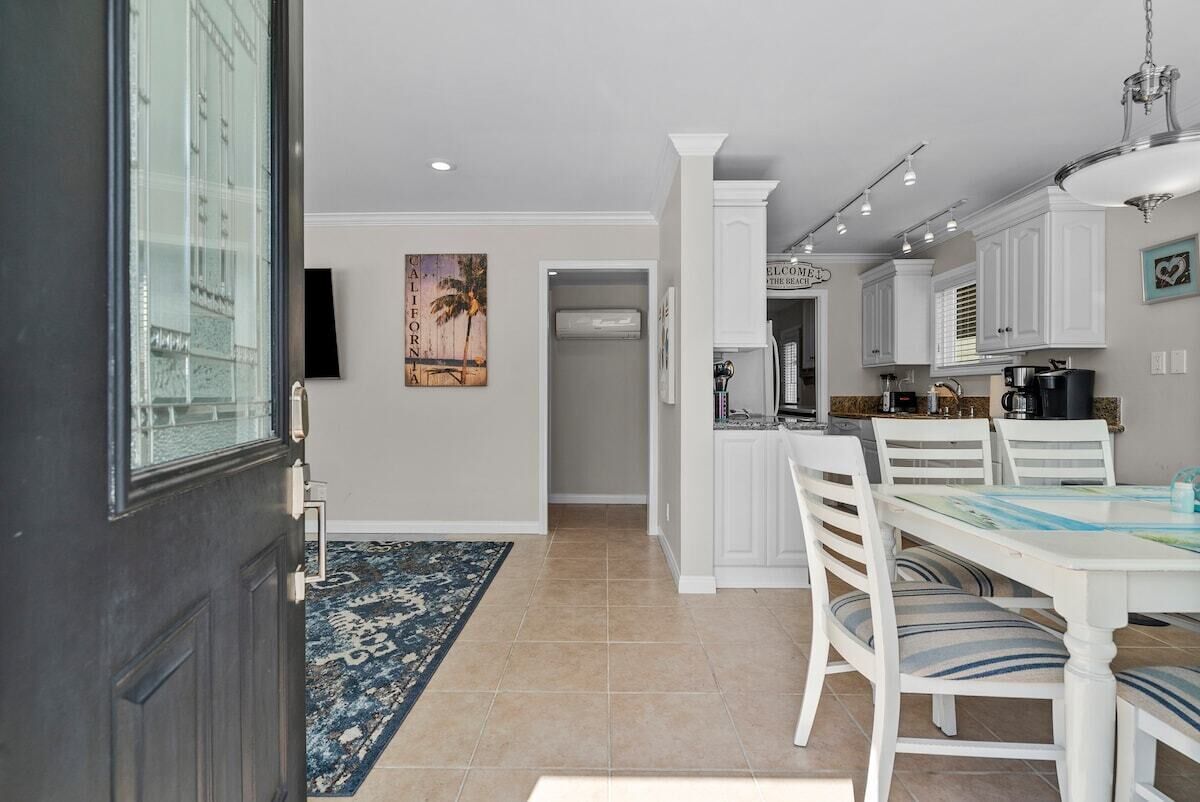 Newport Beach 1 bedroom, 1 bath + Sleeper Sofa Bed - Home/Beach/Garage/Patio