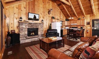 Tabla de planchar con plancha y ropa de cama 